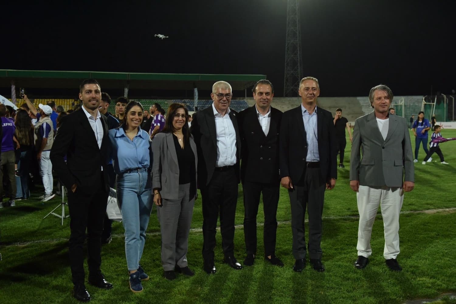 Final maçının ardından sahada çekilmiş toplu fotoğraf.
