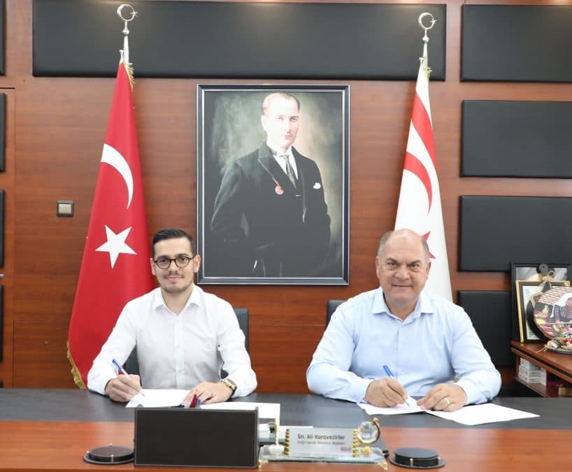 Belediye başkanlık makamında sözleşme imza töreni.
